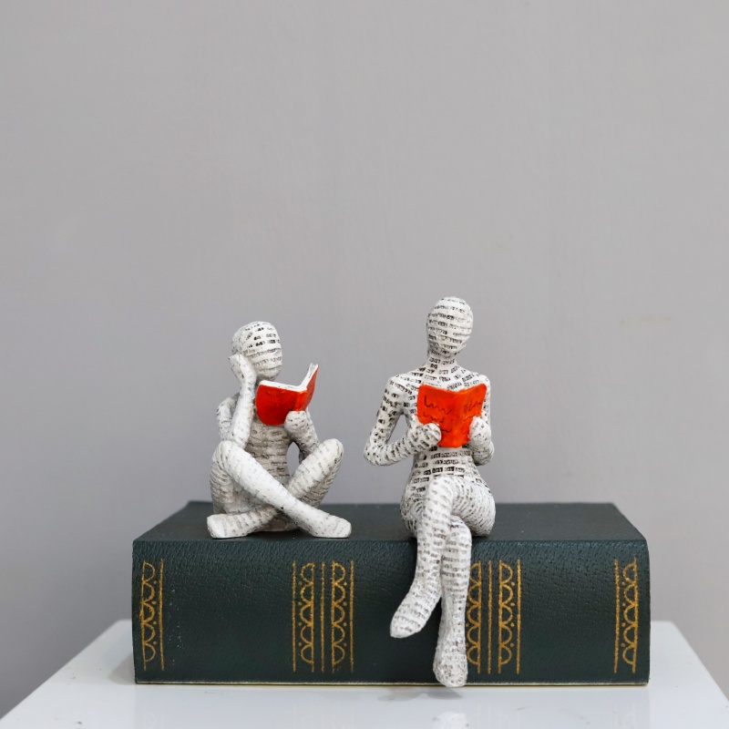 1Pc, Reading Paper Pulp Woman  - Resin Art And Design recension och pris