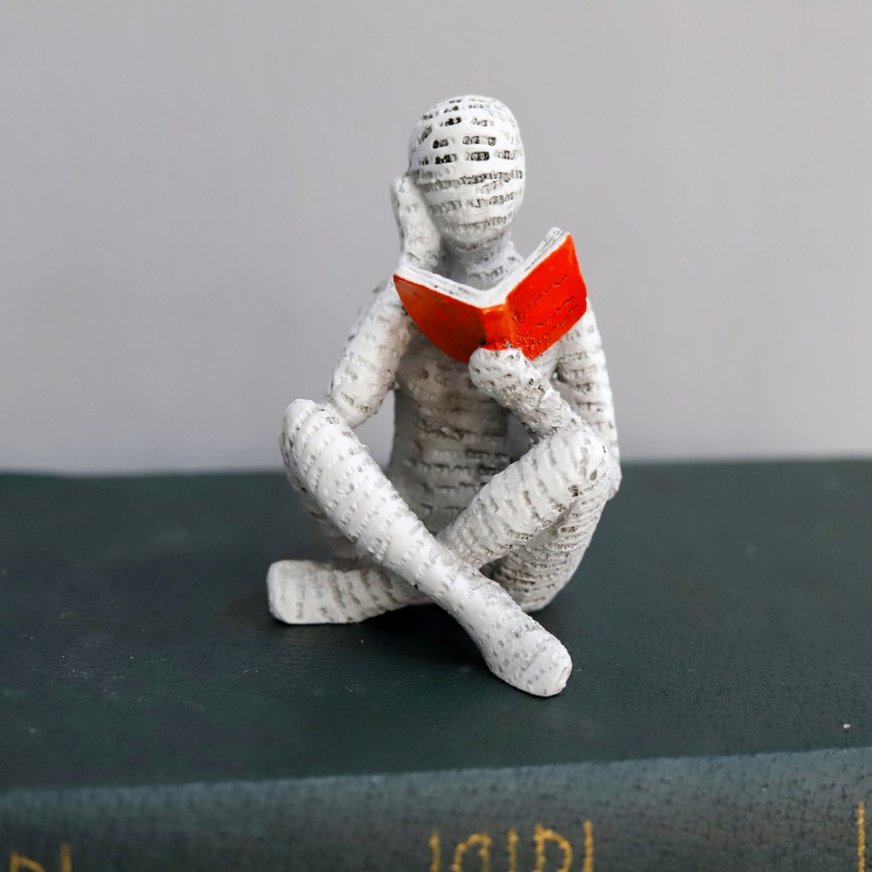 1Pc, Reading Paper Pulp Woman  - Resin Art And Design recension och pris