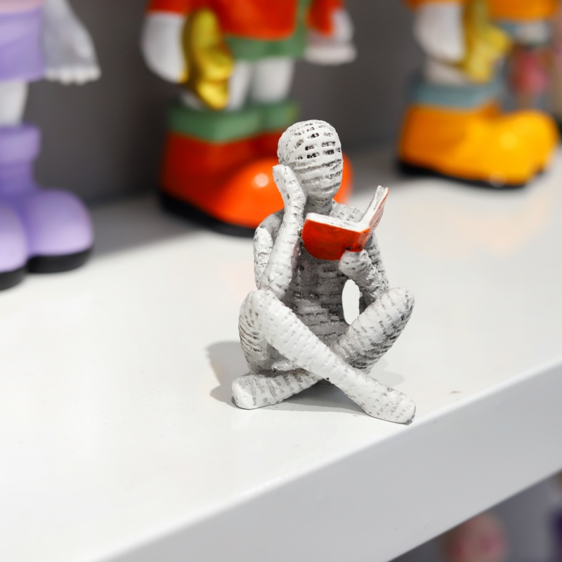 1Pc, Reading Paper Pulp Woman  - Resin Art And Design recension och pris